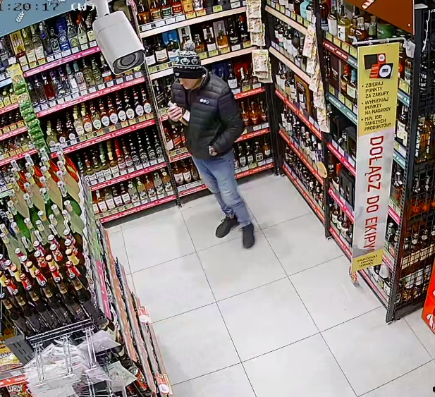 Zdjęcie przedstawia jednego ze sprawców kradzieży alkoholu.