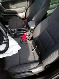 wnętrze auta z rękawiczkami zostawionymi przez podejrzanego