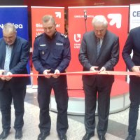 Komendant Miejski Policji w Łodzi insp. Paweł Karolak wraz z przedstawicielami UŁ, przecina wstęgę, co symbolizuje rozpoczęcie targów pracy.