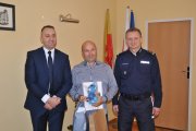 Komendant Miejski Policji w Łodzi wraz z członkiem Zarządu MPK podczas spotkania z kierowcą MPK