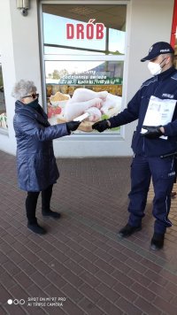 policjanci rozdają maseczki na ulicach Łodzi
