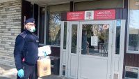 Policjanci rozdają maseczki w Domu Opieki Społecznej