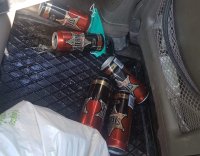 Na zdjęciu widzimy puszki z piwem wewnątrz samochodu na tylnej kanapie.
