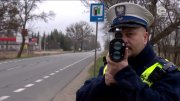 Policjant ruchu drogowego mierzący prędkość uczestników ruchu drogowego