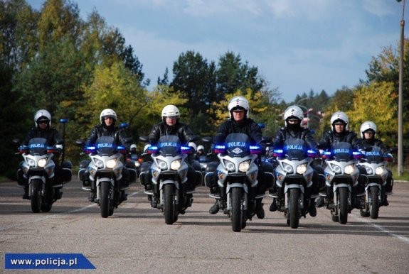 Policjanci ruchu drogowego na służbowych motocyklach