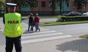 Policjant ruchu drogowego nadzorujący bezpieczne przejście pieszych
