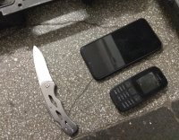 Zabezpieczone przedmioty, m in. nóż i  telefon