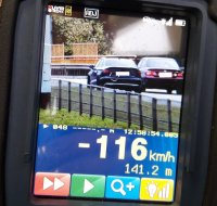 Ekran wideorejestratora, na którym widać prędkość z jaką porusza sie pojazd