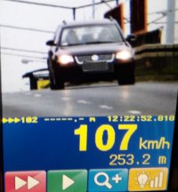 Ekran wideorejestratora z zapisem prędkości i zdjęciem pojazdu
