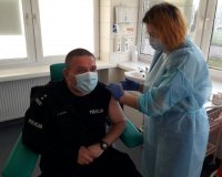 Komendant Miejski Policji w Łodzi przyjmuje pierwszą dawkę szczepionki przeciw Covid-19.