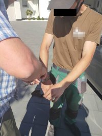 Zatrzymany konwojowany przez policjanta
