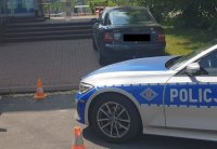 Pojazd sprawcy i radiowóz policyjny.