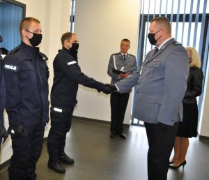 I Zastępca Komendanta Miejskiego Policji w Łodzi - młodszy inspektor Maciej Klepacki gratuluje nowym funkcjonariuszom.