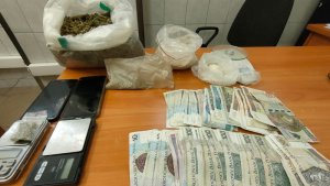 Narkotyki, waga elektroniczna i zabezpieczone przez policjantów pieniądze.