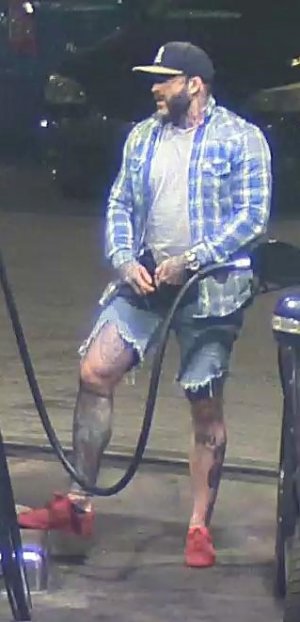 Wizerunek sprawcy kradzieży paliwa. Rysopis mężczyzny: ubrany w koszulę w kratę z długim rękawem, krótkie jasne spodenki jeansowe, czarną czapkę z daszkiem oraz czerwone buty sportowe

Mężczyzna posiada widoczne tatuaże na nogach.