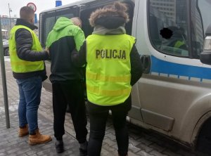 Sprawca kradzieży w asyście policjantów wsiada do radiowozu