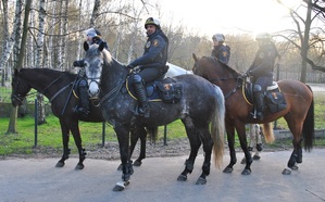 Patrol konny Straży Miejskiej w Łodzi w okolicach stadionu.