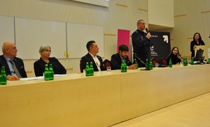 Komendant Miejski Policji w Łodzi przemawiający na temat bezpieczeństwa obywateli Ukrainy.