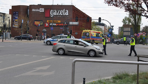 Policjanci z Wydziału Ruchu Drogowego  kierujący ruchem przy skrzyżowaniu ulicy Piłsudskiego i Sienkiewicza w Łodzi.