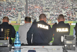 Policjanci nadzorujący bezpieczeństwo na obiekcie sportowym.