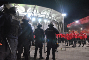 Policjanci czuwający nad bezpieczeństwem po zakończeniu spotkania piłkarskiego.