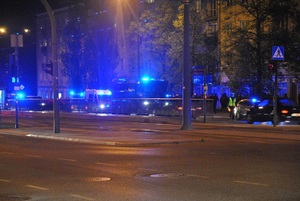 Wieczorne zabezpieczenie policjantów podczas powrotu kibiców Widzewa Łódź po meczu derbowym.