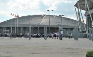 Stadion ŁKS Łódź przed którym grupują się kibice drużyny gospodarzy.