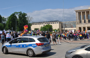 Policyjne zabezpieczenie Marszu Równości przechodzącego ulicami Łodzi.