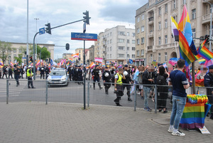 Marsz Równości. Uczestnicy podczas przemarszu ulicami miasta.