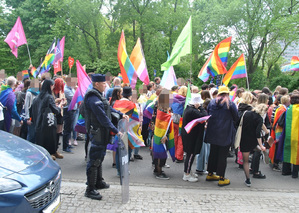 Marsz Równości podczas zabezpieczenia policyjnego.