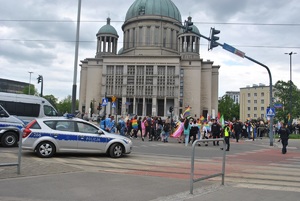 Uczestnicy przemarszu w okolicach Kościoła Świętej Teresy.