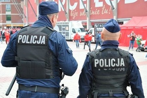 Policjanci obserwujący kibiców przed stadionem Widzewa Łódź.