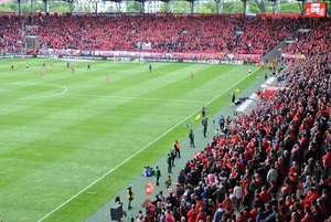 Stadion Widzewa Łódź na którym odbywa się mecz wraz z trybunami pełnymi kibiców.