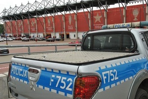 Radiowóz policyjny przed stadionem Widzewa Łódź.