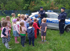 Policjanci podczas spotkania z przedszkolakami