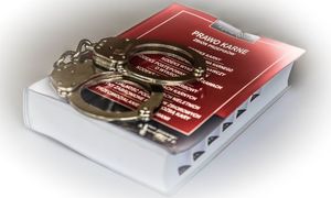 kajdanki na zbiorze kodeksów prawa karnego, zdjęcie poglądowe.
