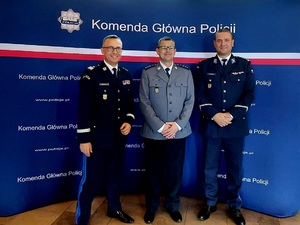Komendant Wojewódzki Policji w Łodzi wraz z Komendantem Miejskim Policji w Łodzi oraz nagrodzony laureat.