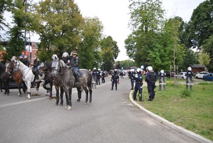 Funkcjonariusze na koniach (Policja i Straż Miejska) podczas trwania zabezpieczenia meczu