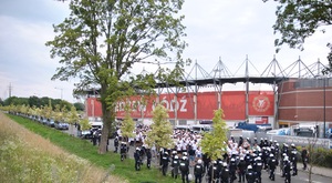 Policjanci doprowadzają kibiców przyjezdnych na stadion
