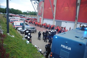 Zabezpieczenie policyjne pod stadionem- oddziały zwarte policji i armatka wodna
