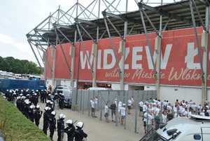 Policjanci przed meczem zabezpieczają teren wokół stadionu- Oddziały Prewencji Policji w Łodzi