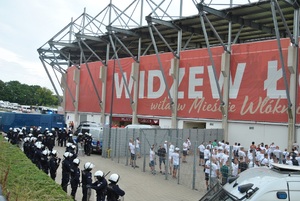 Policjanci przed meczem zabezpieczają teren wokół stadionu- Oddziały Prewencji Policji w Łodzi nadzorują wejście kibiców gości na stadion.