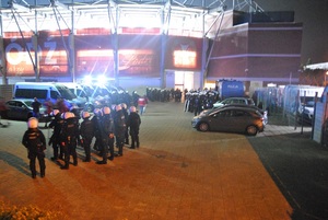 Policjanci zabezpieczają teren wokół stadionu po zakończeniu meczu piłkarskiego