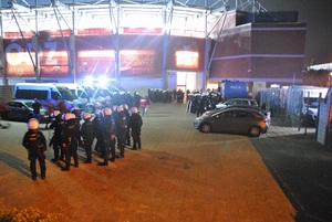 Policjanci zabezpieczają teren wokół stadionu po zakończeniu meczu piłkarskiego.