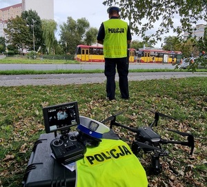 Policjant pilotujący drona i monitor z widokiem na obserwowany rejon ulicy.