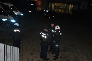 Komendant wraz z policjantami podczas zabezpieczenia meczu.