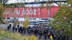 Konwój kibiców gości w trakcie dojścia do stadionu.
