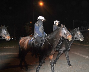 Patrol policjantów na koniach służbowych przed rozpoczęciem meczu.