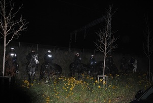 Policjanci na koniach służbowych w rejonie nasypu kolejowego przed stadionem.
