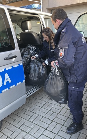 Policjanci podczas przekazywania zebranej odzieży